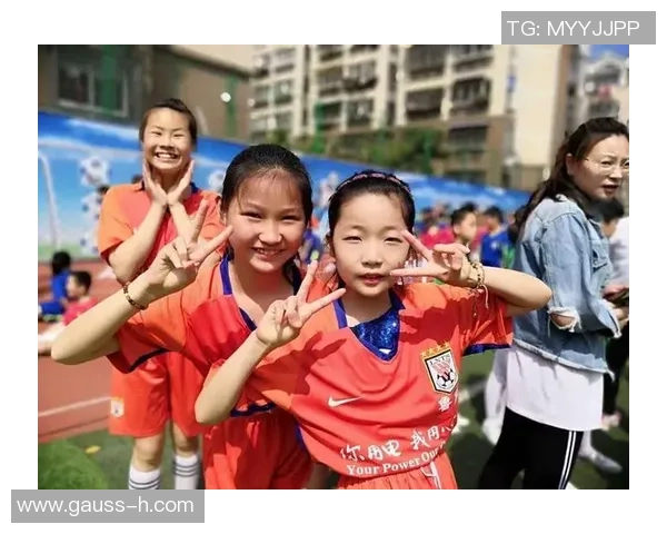 外国女性挑战足球明星技艺展现独特魅力与风采